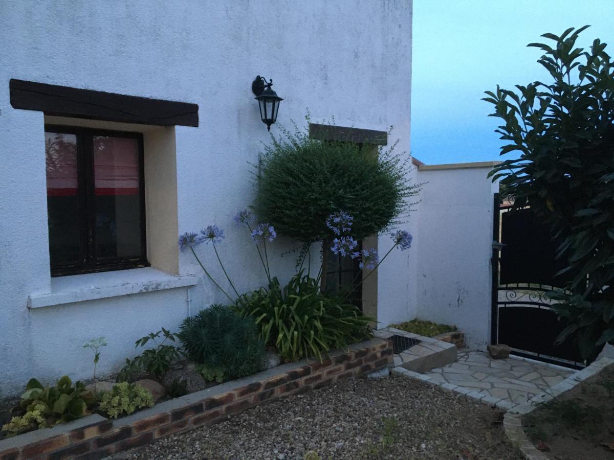 Maison Blanche Piscine Et Petit Dejeuner Châtellerault Exterior foto