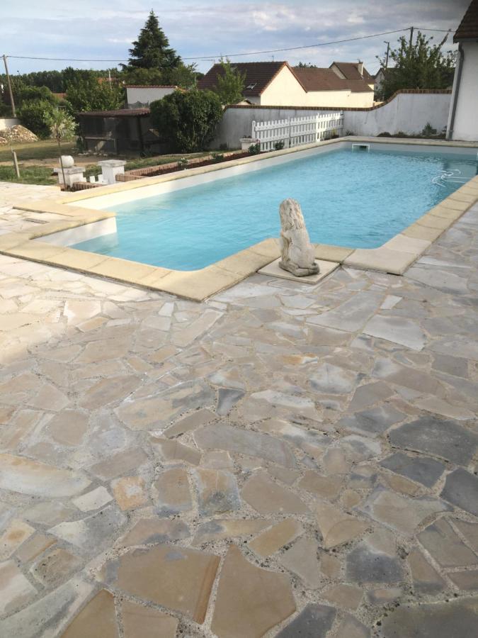 Maison Blanche Piscine Et Petit Dejeuner Châtellerault Exterior foto